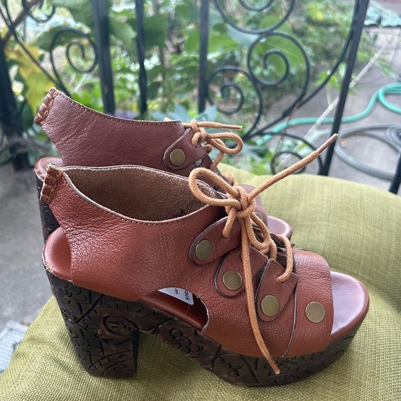 FREE PEOPLE Farrah Platform Clog Sandals Whisky Leather Carved Wood Heel Sz 5.5 - Picture 1 of 8